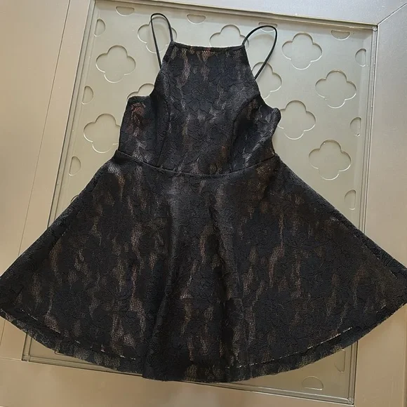 Elegant Black Lace Dress - Picture 10 of 16